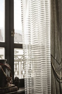 Διπλές γκρι κουρτίνες