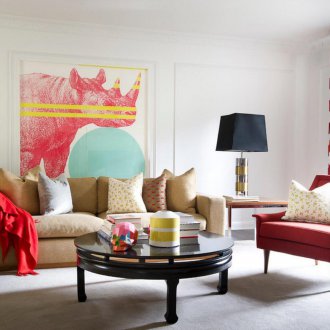 Κόκκινες κουρτίνες με γεωμετρικά σχέδια.