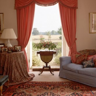 Κόκκινες κουρτίνες με λαμπρέκι