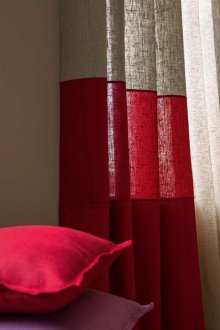 Κόκκινες λευκές κουρτίνες