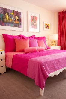 Κόκκινες κουρτίνες στο εσωτερικό του υπνοδωματίου