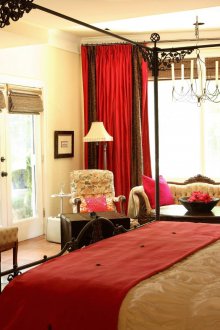Κόκκινες κουρτίνες στο υπνοδωμάτιο