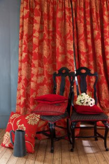 Κόκκινες κουρτίνες με μοτίβο