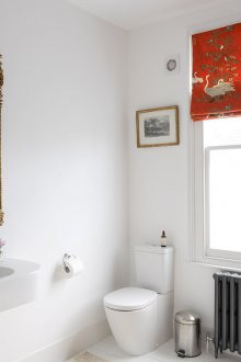 Κόκκινες κουρτίνες στο μπάνιο