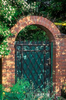 Πύλες από κυματοειδές χαρτόνι και τούβλο