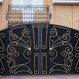 Μαύρο φράχτη με χρυσό διακόσμηση
