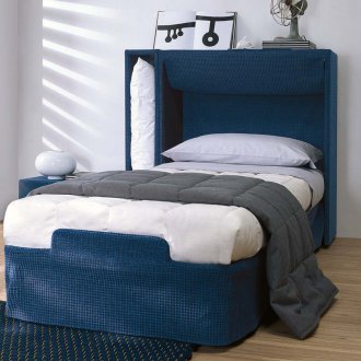 Μικρό μπλε κρεβάτι