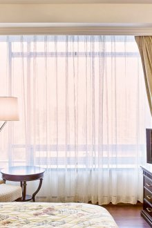 Κορνίζες κουρτίνες στην κρεβατοκάμαρα