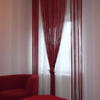 Κόκκινες κουρτίνες με ίνες