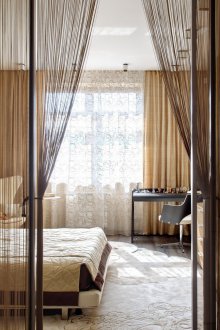 Κουρτίνες με νήματα στην κρεβατοκάμαρα