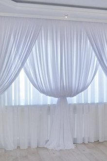 Πλένοντας κουρτίνες από ένα πέπλο