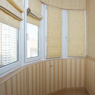 Κουρτίνες από την ταπετσαρία στο μπαλκόνι