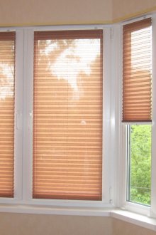 Καφέ ταπετσαρίες κουρτίνες στο μπαλκόνι