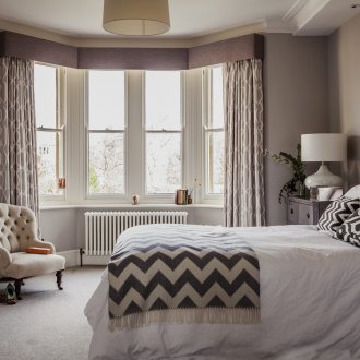 Διαρρύθμιση κρεβατιού στο υπνοδωμάτιο