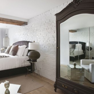 Βολική διάταξη κρεβατιού στο υπνοδωμάτιο