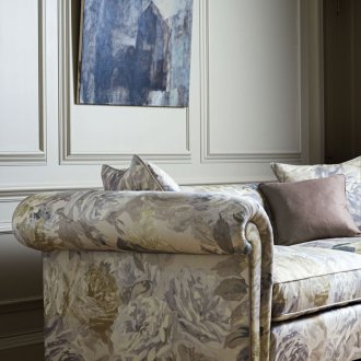 Καναπές για καλοκαιρινή κατοικία με floral ταπετσαρία