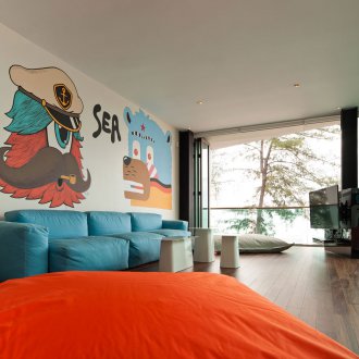 Berėmė mėlyna sofa