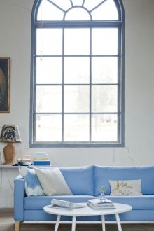 Μπλέ καναπές στο εσωτερικό