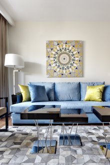 Μπλε καναπέ σε μεταλλικό σκελετό