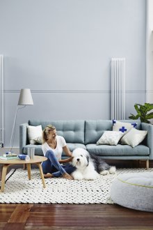 Μπλε καναπέ μινιμαλισμού