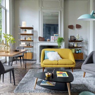 Συμπαγής κίτρινος καναπές