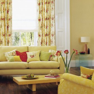 Κίτρινο καναπέ στο εσωτερικό του καθιστικού