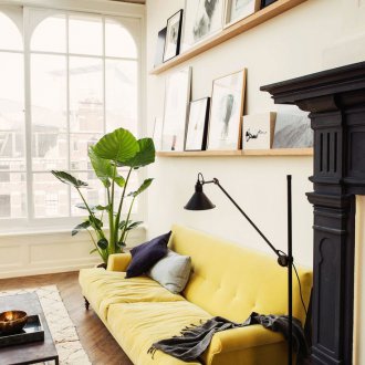 Κίτρινος καναπές στο εσωτερικό