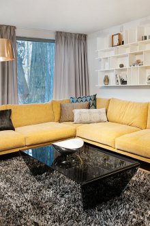 Κίτρινος καναπές σε απλό σχεδιασμό