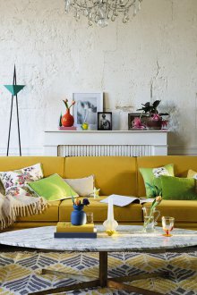 Κίτρινο τρίκλινο καναπέ