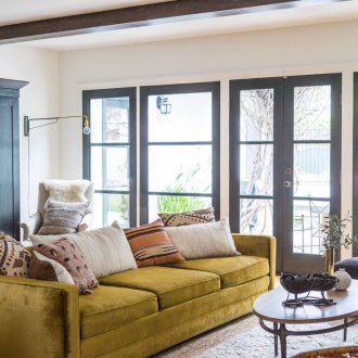 Κίτρινο βελούδο καναπέ