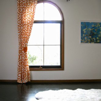 Πορτοκαλί κουρτίνες μιας πορείας