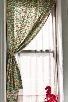 Κουρτίνες από τη μία πλευρά με ένα μοτίβο