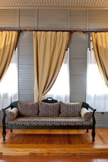 Κίτρινες κουρτίνες από τη μία πλευρά