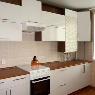 Σωληνάρια σε ένα κρεμαστό ντουλάπι στην κουζίνα