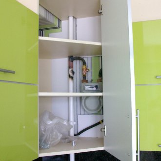 Σωλήνες στο ντουλάπι της κουζίνας