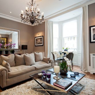 Μπεζ καναπέ στο σαλόνι