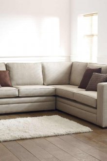 Μπεζ καναπές σε απλό σχεδιασμό