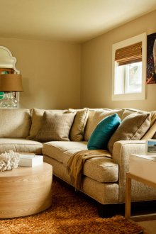 Μπεζ καναπές με ταπετσαρίες ζακάρ