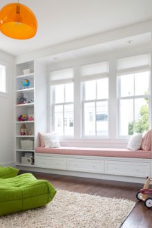 Καναπές κατά μήκος του παραθύρου για ένα κορίτσι