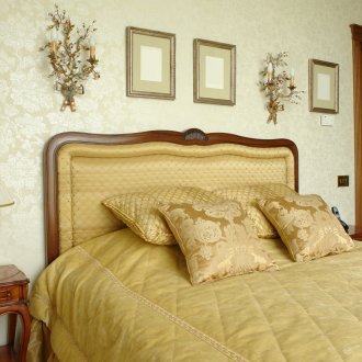 Καθρέφτης στον τοίχο