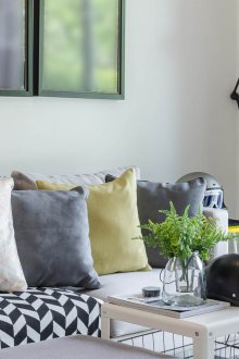 Γκρι μαξιλάρια καναπέ