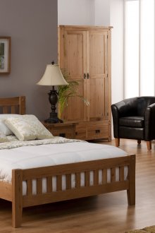 Lilac και κρέμα ταπετσαρία στο υπνοδωμάτιο