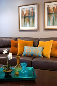 Καφέ καναπές με μαξιλάρια