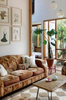 Καναπές με καφέ σχέδιο