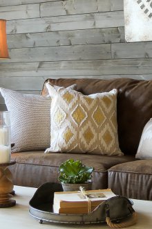 Καφέ ηλικιωμένος καναπές