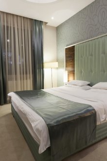 Λευκή και γκρι ταπετσαρία με αφηρημένο μοτίβο.