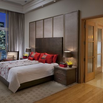 Γκρι ταπετσαρία στο μεγάλο υπνοδωμάτιο