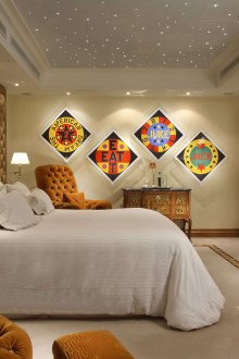 Φωτεινά στοιχεία στο μπεζ ταπετσαρία στο υπνοδωμάτιο