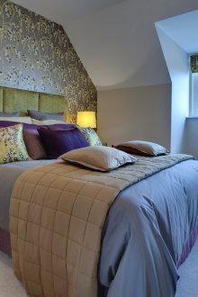 Η αφηρημένη εκτύπωση σε ταπετσαρία, μαξιλάρια και κουρτίνες δημιουργεί την ενότητα στυλ στο υπνοδωμάτιο