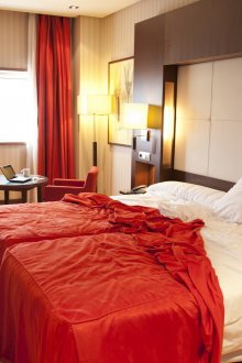 Κάθετη ριγέ ταπετσαρία υπνοδωματίου